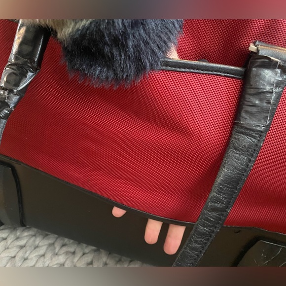 1 Victorinox rolling carry on, 2 Tumi Dopp kits, Travel organizer and amenities - Picture 5 of 16